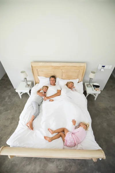 Rodina, spí na posteli v ložnici — Stock fotografie