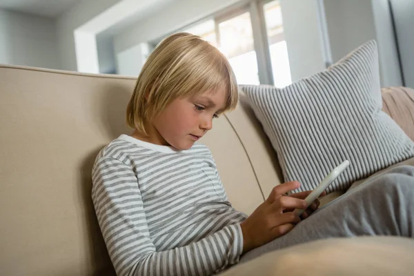 Chłopiec przy użyciu cyfrowego tabletu w salonie — Zdjęcie stockowe