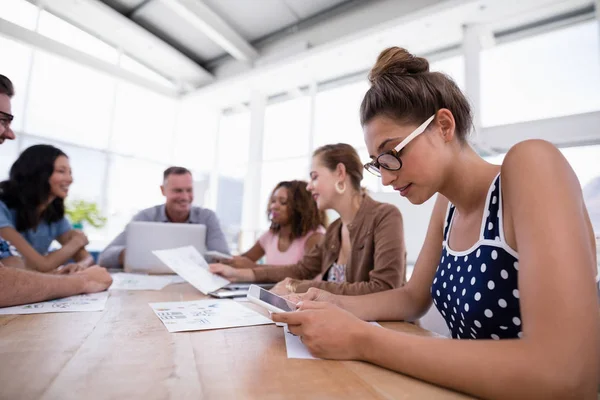 Vrouwelijke uitvoerend met behulp van digitale Tablet PC in het kantoor — Stockfoto