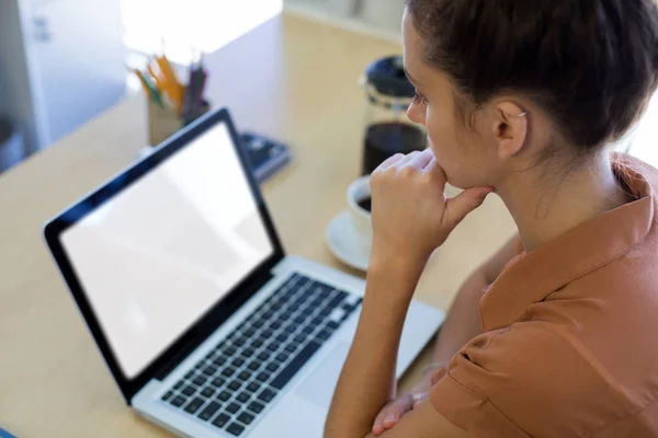 Eksekutif wanita bekerja melalui laptop — Stok Foto