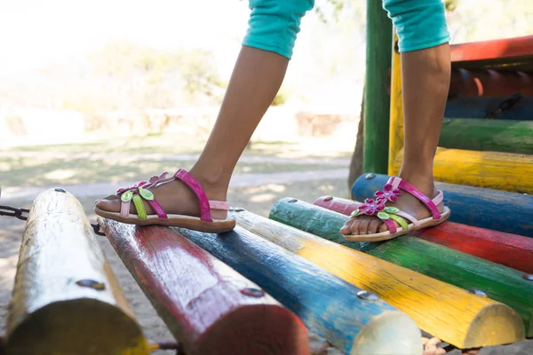 Tırmanma oyuncağınızda yürüyüş sandalet giyen kız — Stok fotoğraf