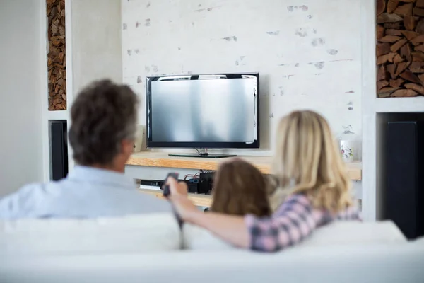 Семья смотрит телевизор в гостиной — стоковое фото