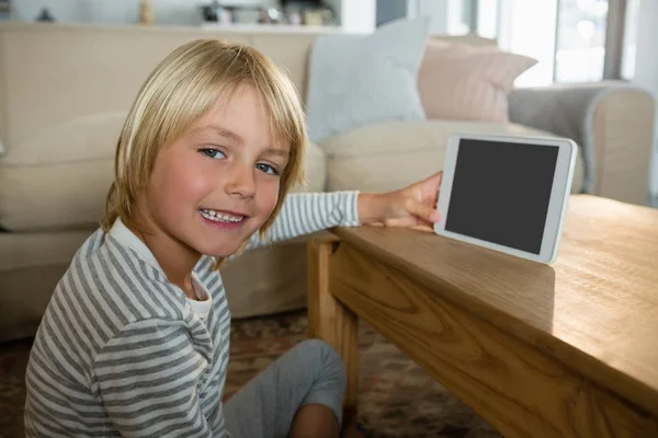 Fiú tabletta segítségével otthon a nappaliban — Stock Fotó