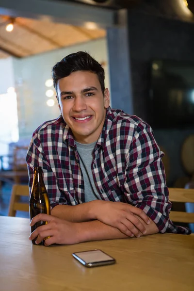 Lächelnder Mann mit Bierflasche — Stockfoto