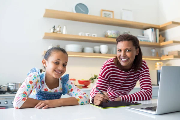 Mother and daughter using graphic tablet — Stock Photo, Image