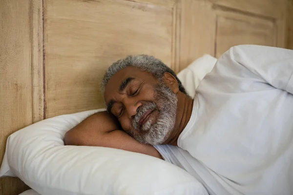 Uomo anziano dormire sul letto in camera da letto — Foto Stock