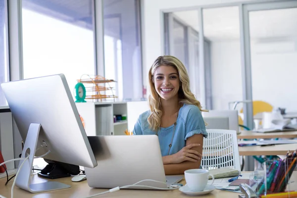 Vrouwelijke uitvoerend zit op haar Bureau — Stockfoto