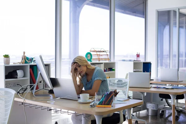 Ejecutiva femenina trabajando en su escritorio — Foto de Stock