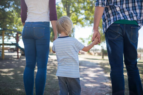 Föräldrar och pojke som håller hand — Stockfoto