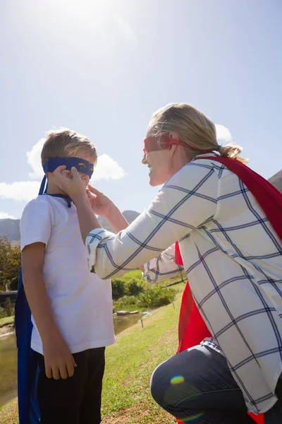 Mãe e filho fingindo ser super-herói — Fotografia de Stock