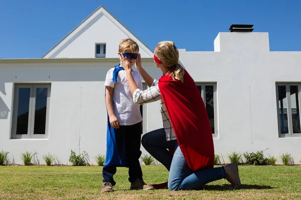母亲和儿子假装自己超级英雄 — 图库照片
