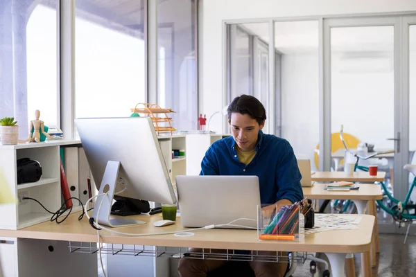 Executivo masculino trabalhando sobre laptop em sua mesa — Fotografia de Stock