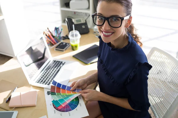 Vrouwelijke leidinggevenden holding schaduw kleurstaal — Stockfoto