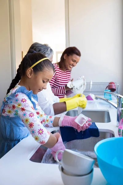Rodina, mytí nádobí v dřezu — Stock fotografie
