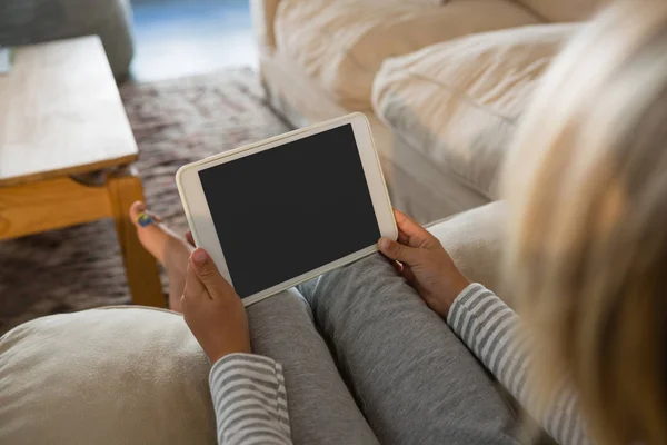 Junge mit digitalem Tablet im Wohnzimmer — Stockfoto