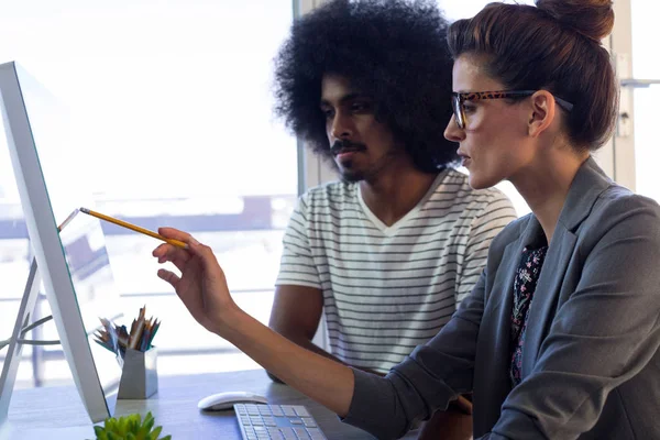 Ejecutivos discutiendo por computadora — Foto de Stock