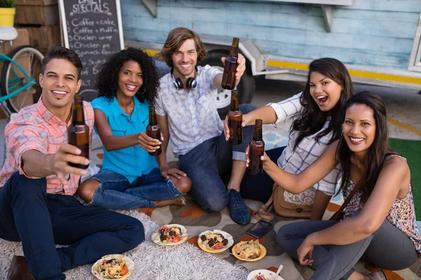 Група друзів вітає з пляшками пива — стокове фото