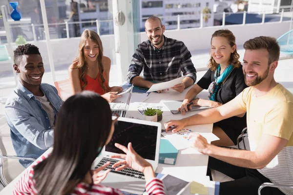 Företagsledare som diskuterar under mötet — Stockfoto