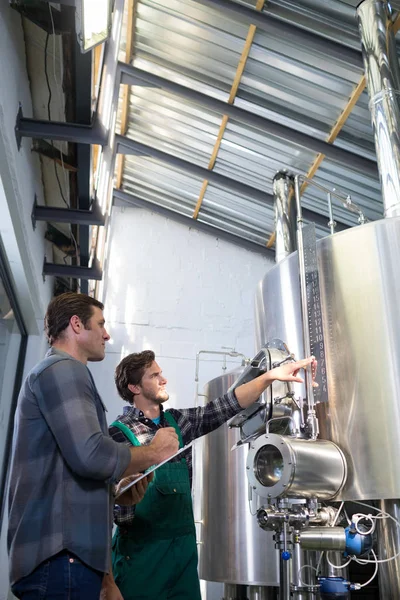 Collega's bespreken in brouwerij — Stockfoto