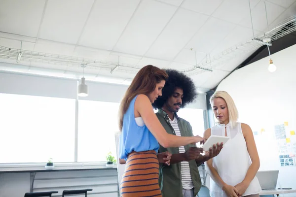 Chefer diskutera över digitala tablett — Stockfoto