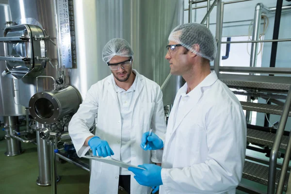 Cientistas discutindo no armazém — Fotografia de Stock