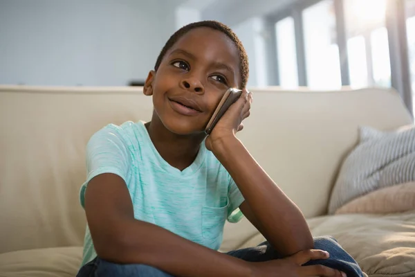 Pojke pratar på mobiltelefon — Stockfoto