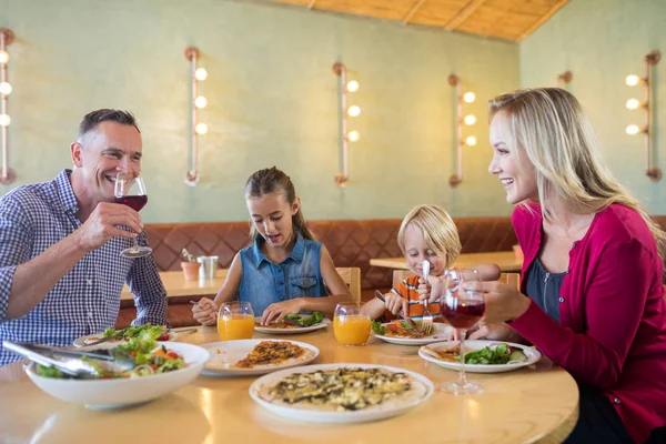 Familjen talar medan middagen — Stockfoto