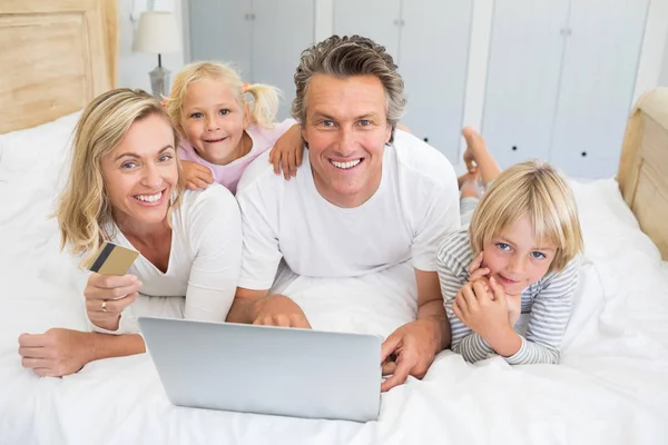 Dizüstü bilgisayarda çevrimiçi alışveriş yaparken aile — Stok fotoğraf