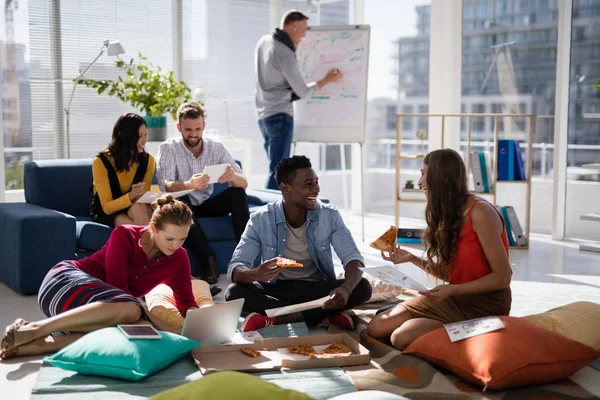 Chefer diskutera över dokument — Stockfoto