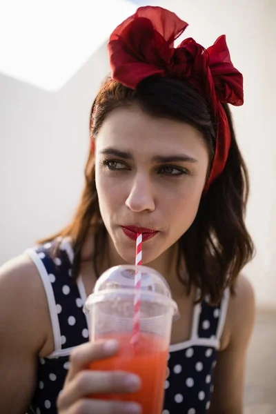 Mulher bonita beber suco — Fotografia de Stock
