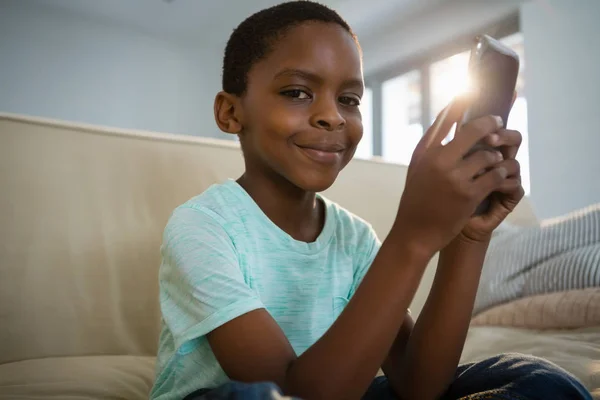 Pojke med mobiltelefon — Stockfoto