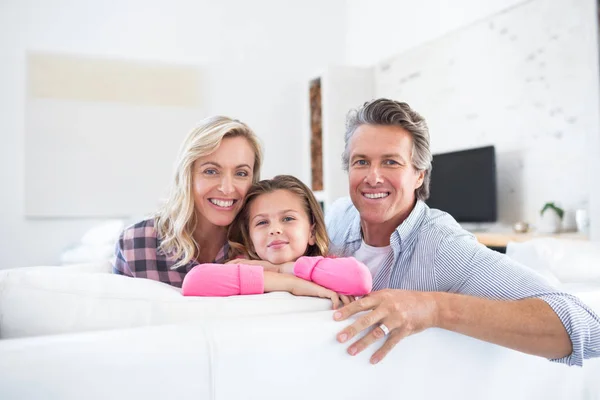 Rodina na dovolené na pohovce v obývacím pokoji — Stock fotografie