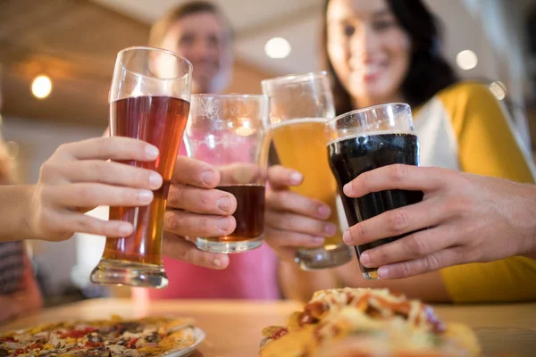 Amici brindare bevande nel ristorante — Foto Stock