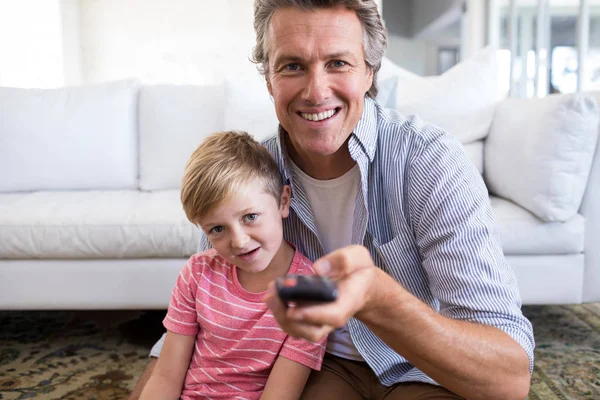 Padre e hijo viendo la televisión —  Fotos de Stock