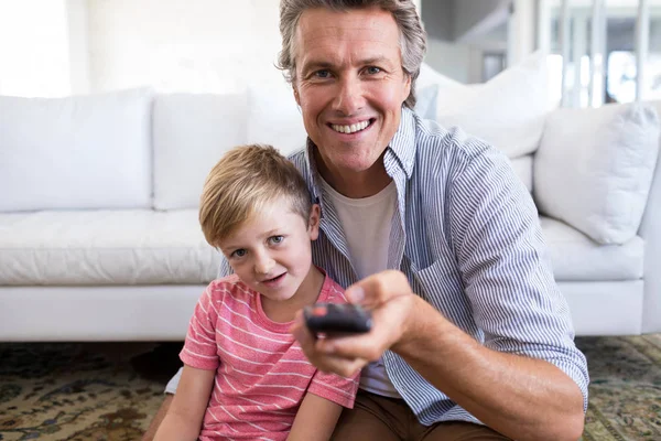 Vater und Sohn vor dem Fernseher — Stockfoto