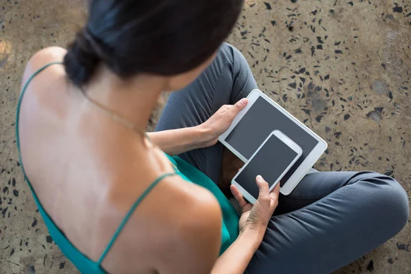 Eksekutif perempuan memakai tablet dan telepon — Stok Foto