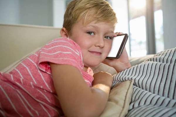 Хлопчик говорить на мобільному телефоні — стокове фото