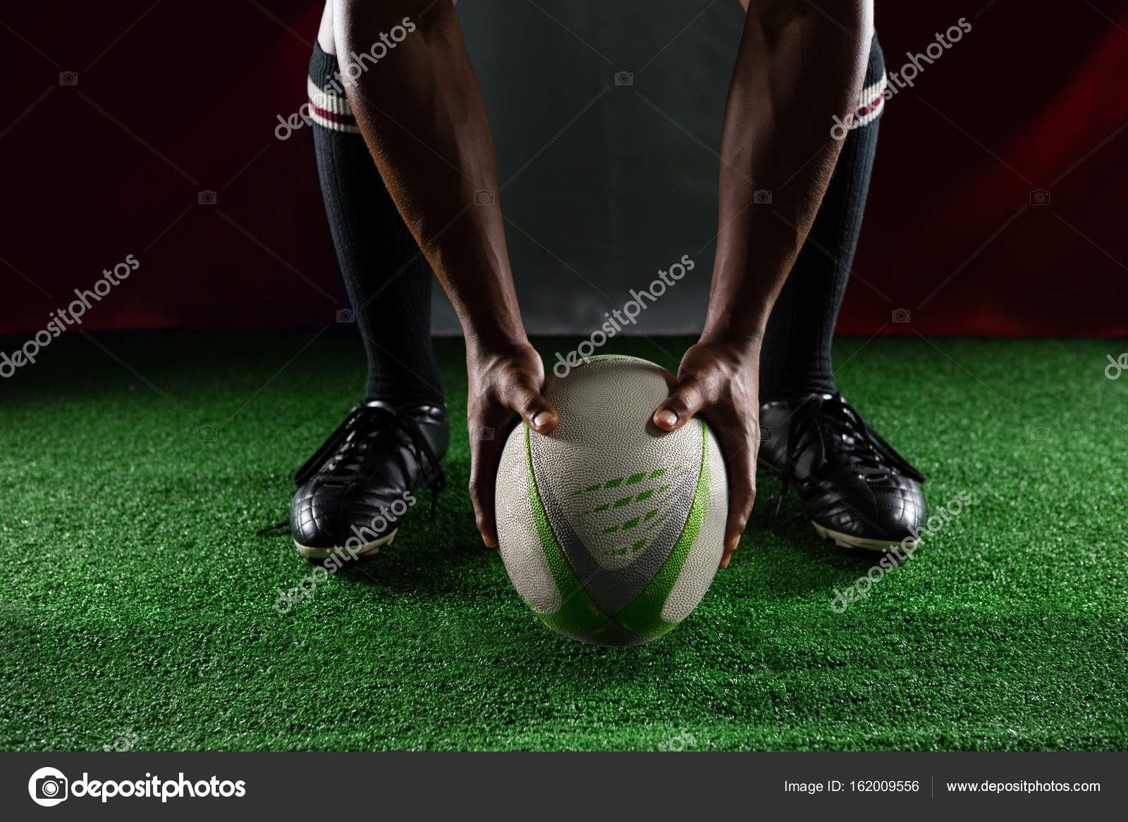 Jogador de rugby segurando uma bola de rugby