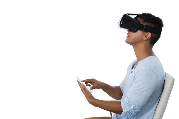 Man met behulp van virtual reality headset en tablet — Stockfoto