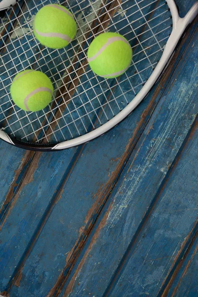 Fluorescerande gul bollar på tennisracket — Stockfoto