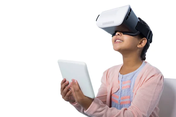 Ragazza utilizzando occhiali di realtà virtuale — Foto Stock