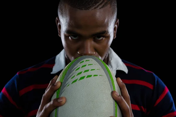 Jogador de rugby masculino com bola — Fotografia de Stock