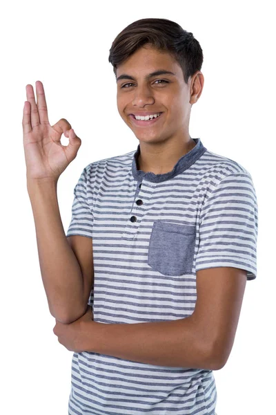 Adolescente menino gestos ok mão sinal — Fotografia de Stock