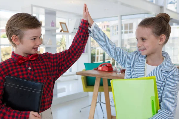 Niños como ejecutivos de negocios dando choca los cinco — Foto de Stock