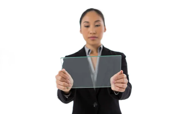 Ejecutiva femenina usando una tableta de vidrio — Foto de Stock