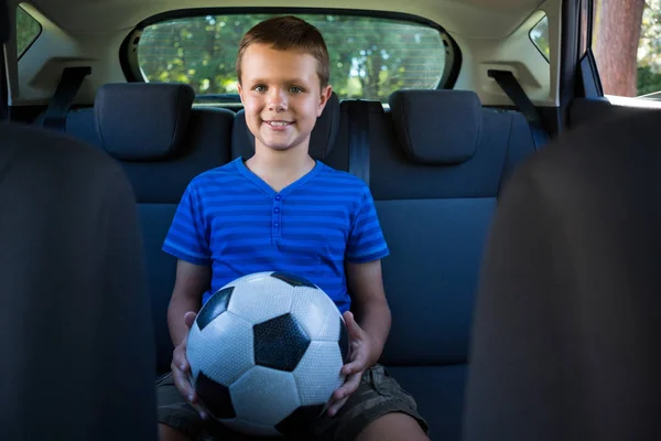 Futbol arabada oturan genç çocuk — Stok fotoğraf