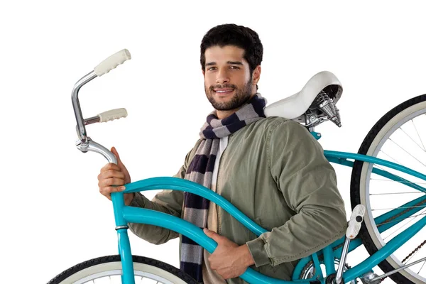 Sonriente hombre llevando una bicicleta — Foto de Stock