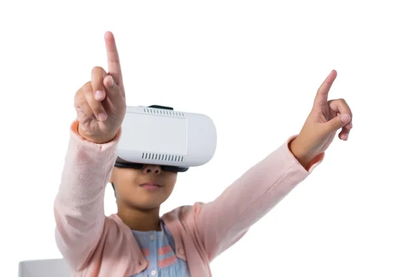 Meisje gebaren tijdens het gebruik van virtuele realiteit hoofdtelefoon — Stockfoto