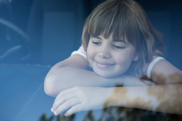 Dospívající dívka sedící v autě — Stock fotografie