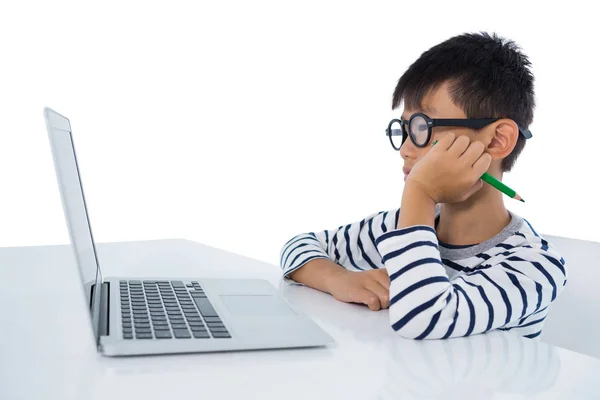 Laptop ile oturan çocuk — Stok fotoğraf
